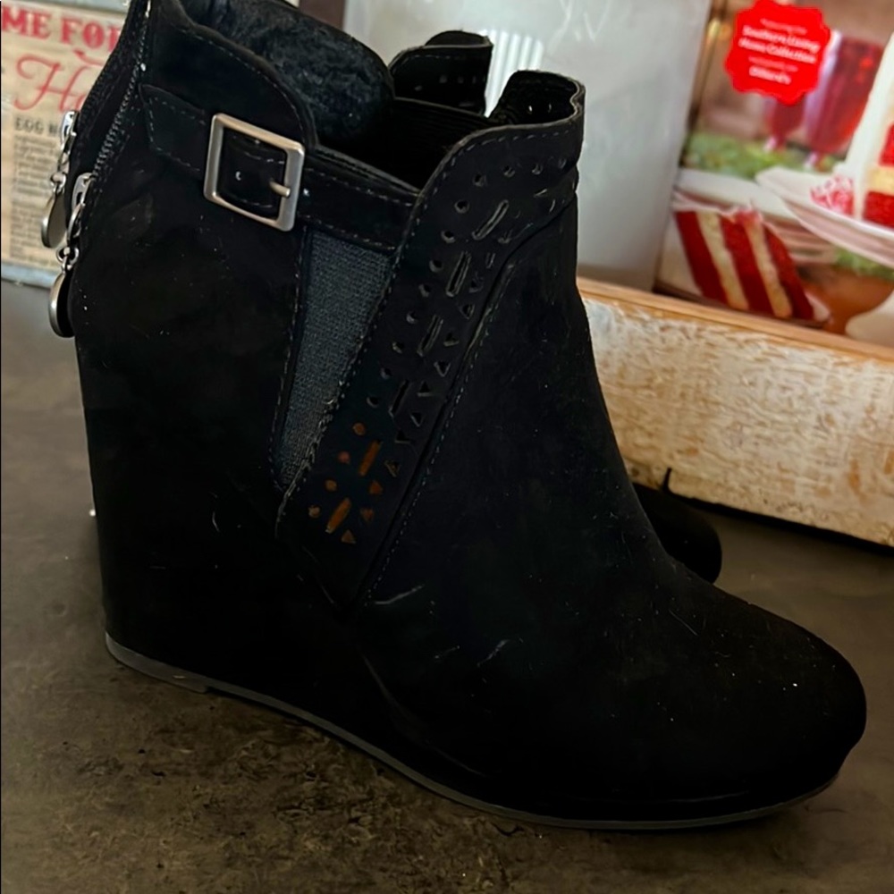 Daisy Fuentes black booties